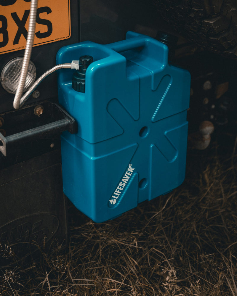 Carregar imagem no visualizador da galeria, Blue LifeSaver Jerrycan fixed to the back of a landrover