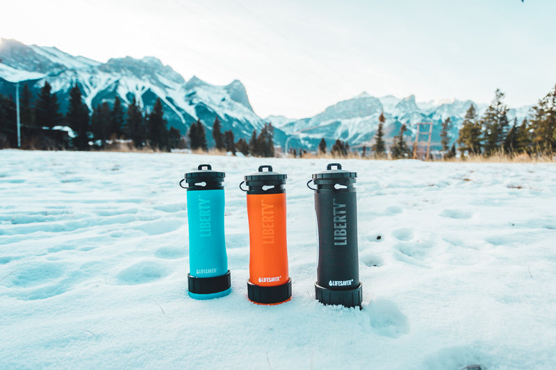 Carregar imagem no visualizador da galeria, Liberty water bottles in a snowy mountainside